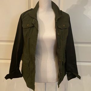 Super cute army green jacket with black sleeves.